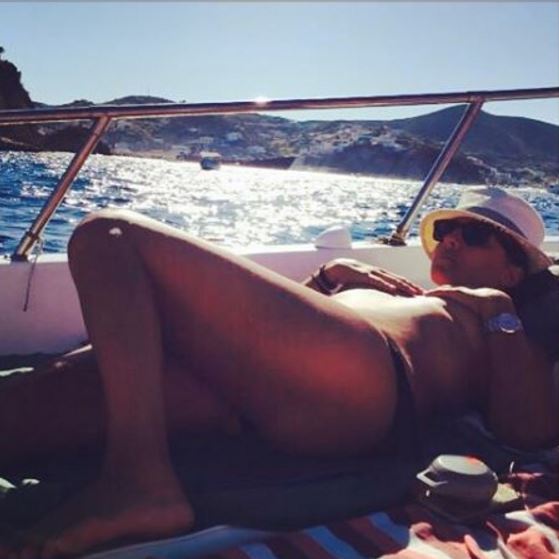 Camila Raznovich, topless in mezzo al mare