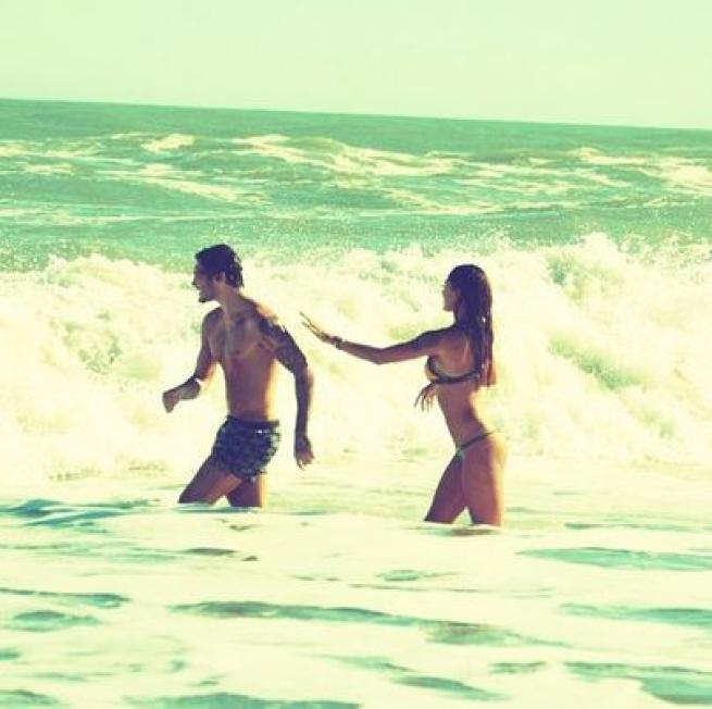 Belen E Stefano De Martino Baci Al Balcone A Napoli Tgcom24