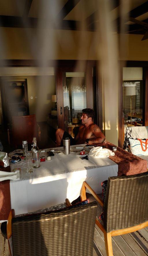 Belen, fuga  romantica  alle Maldive con Andrea e... la mamma