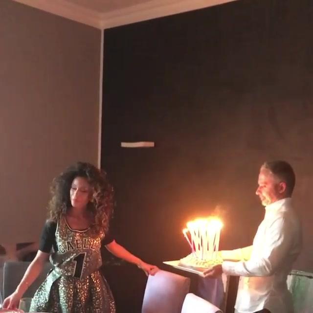 Raffaella Fico spegne 29 candeline