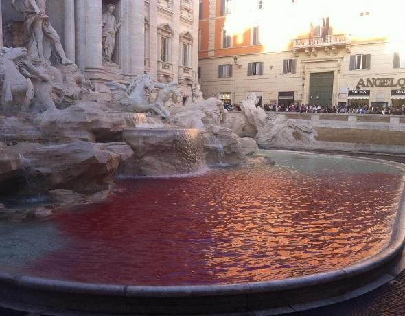 Fontana di Trevi rossa: dopo dieci anni Cecchini ripete il gesto Fontana di Trevi rossa: dopo dieci anni Cecchini ripete il gesto