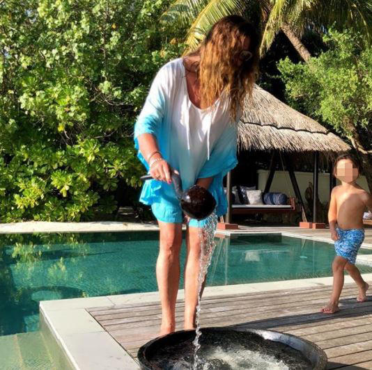 Belen, fuga  romantica  alle Maldive con Andrea e... la mamma