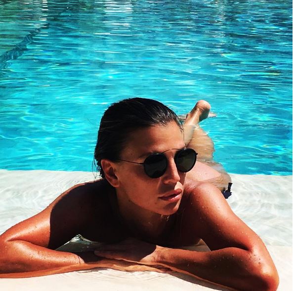 Claudia Galanti, topless e fondoschiena in vista in Sardegna