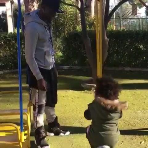 Mario Balotelli tenero papà: spinge l altalena con Pia