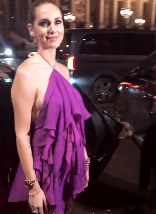 Chiara Ferragni stuzzica con un sideboob davanti al Louvre