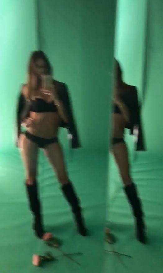 Melissa Satta, shooting mozzafiato in slip e reggiseno