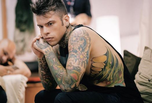 Fedez recita per la tv nei panni di...  se stesso 