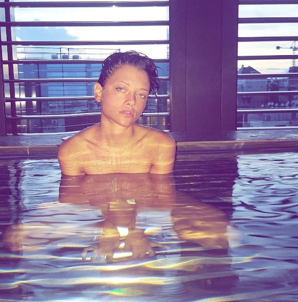 Silvia Provvedi, nuda nella piscina dell'hotel