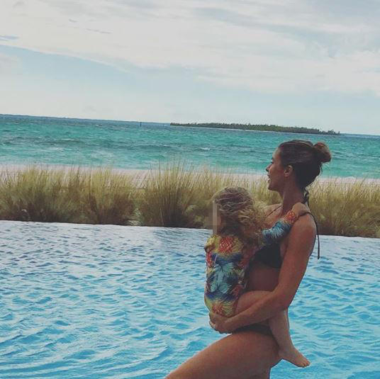 Elisabetta Canalis, che salti in bikini dalle Bahamas