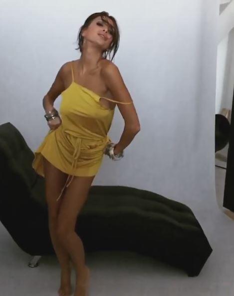 Cristina Buccino, stacchetto sexy in punta di piedi... e senza reggiseno