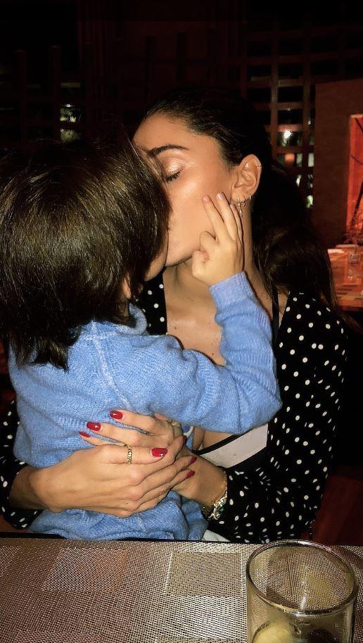 Belen riabbraccia Santiago, che mamma sexy a Dubai