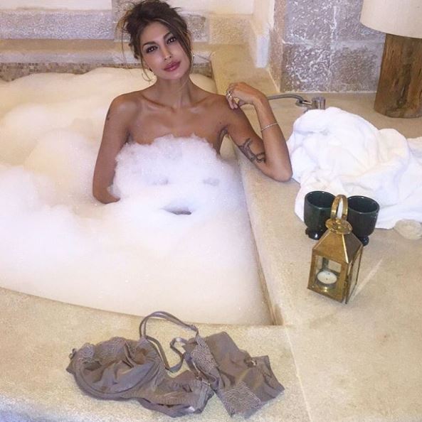 Cristina Buccino nuda nella vasca da bagno