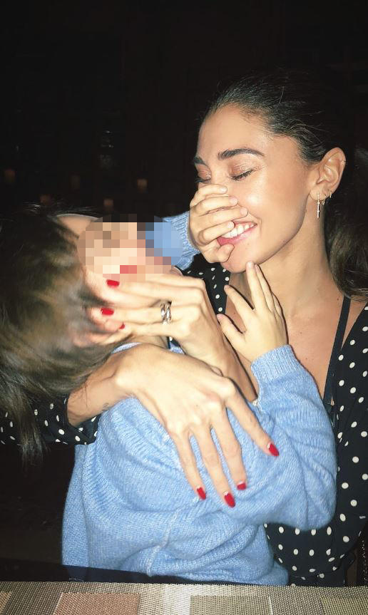 Belen riabbraccia Santiago, che mamma sexy a Dubai