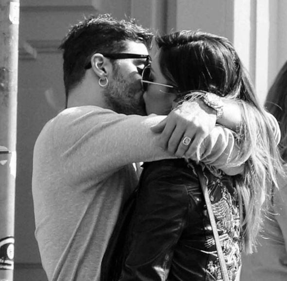 Belen la dedica e il bacio appassionato di Andrea