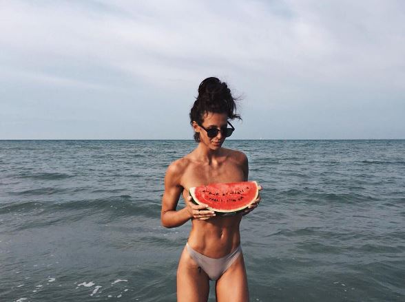 Giulia Calcaterra, estate in topless