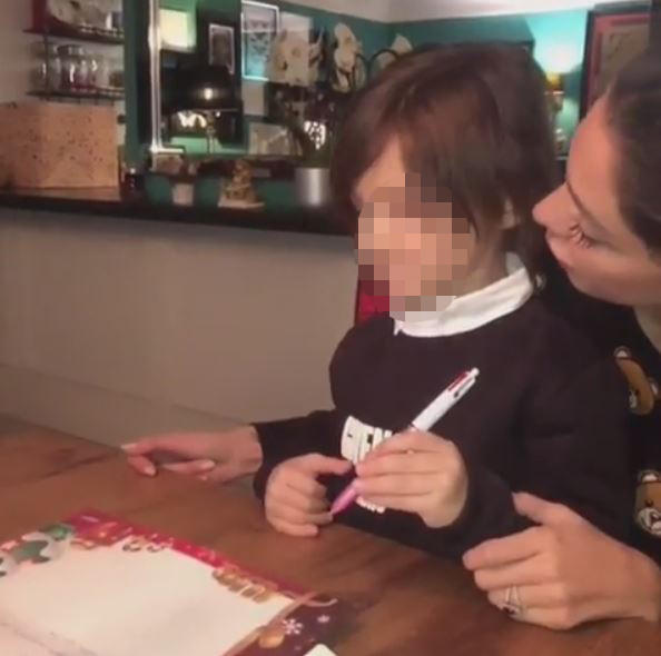 Belen e Santiano scrivono la letterina a Babbo Natale