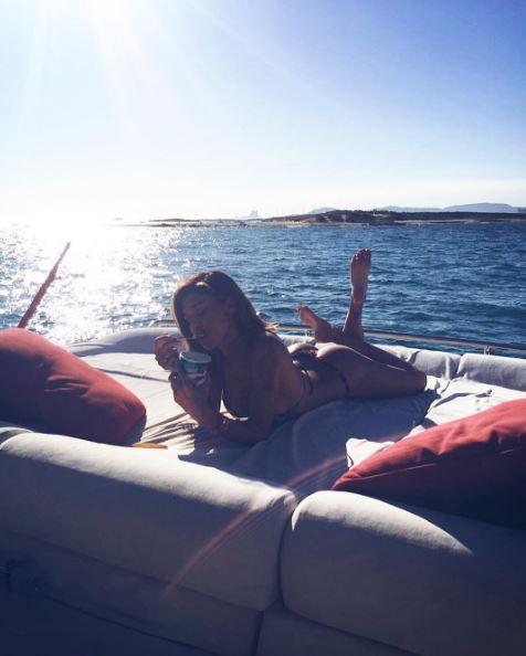 Belen, scatenata in vacanza a Ibiza con la ciurma