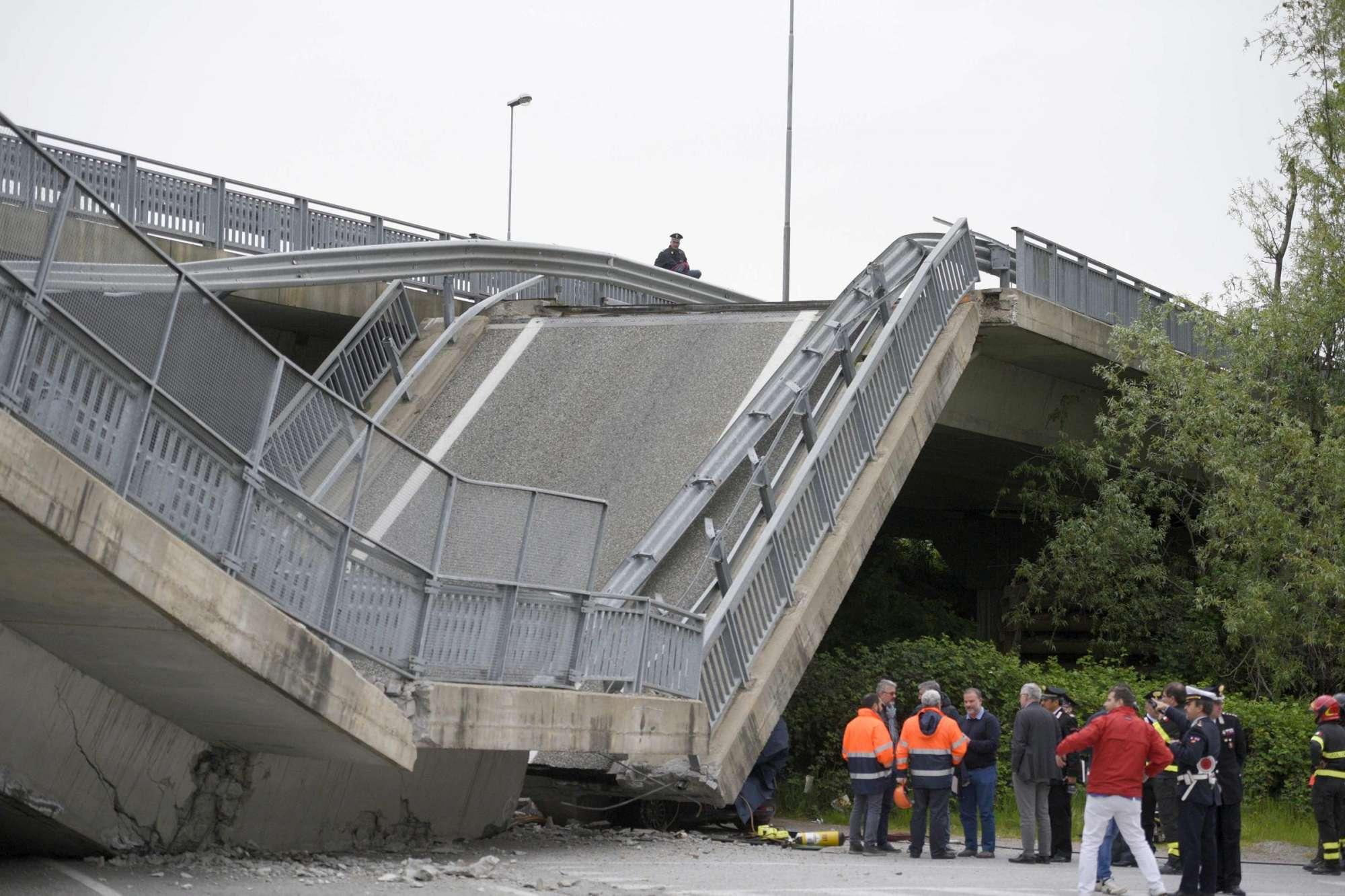 Cavalcavia crolla su unʼauto dei carabinieri nel Cuneese