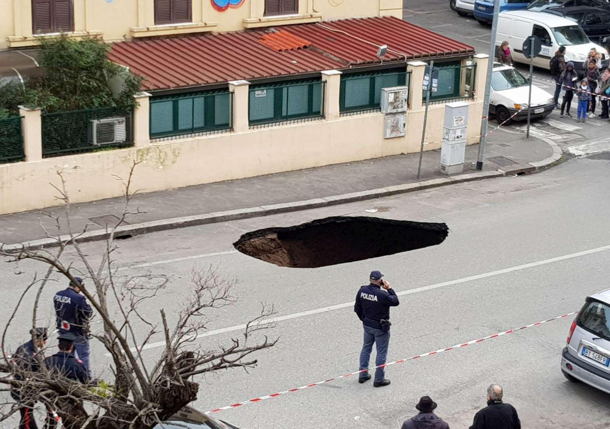 Nuova maxi voragine a Roma Nuova maxi voragine a Roma