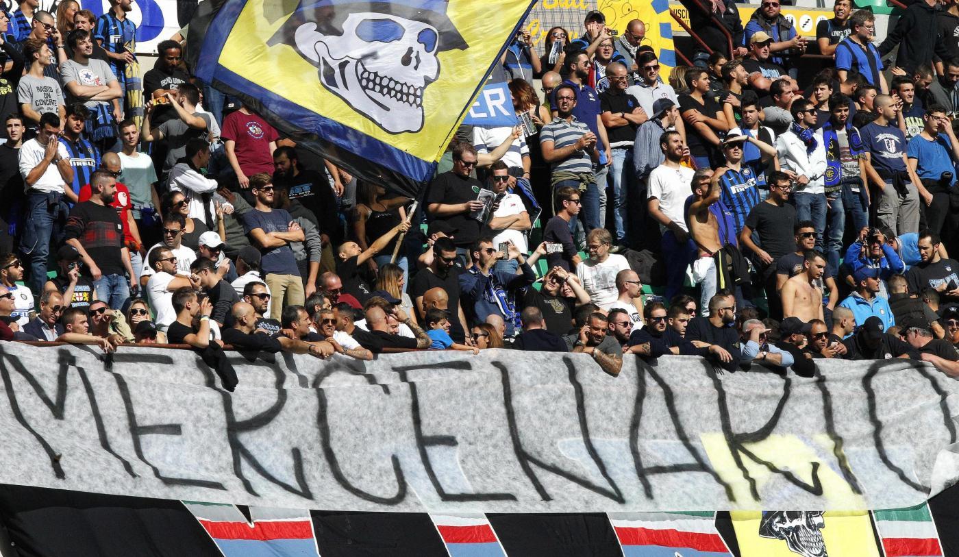Inter gli striscioni della Curva contro Icardi