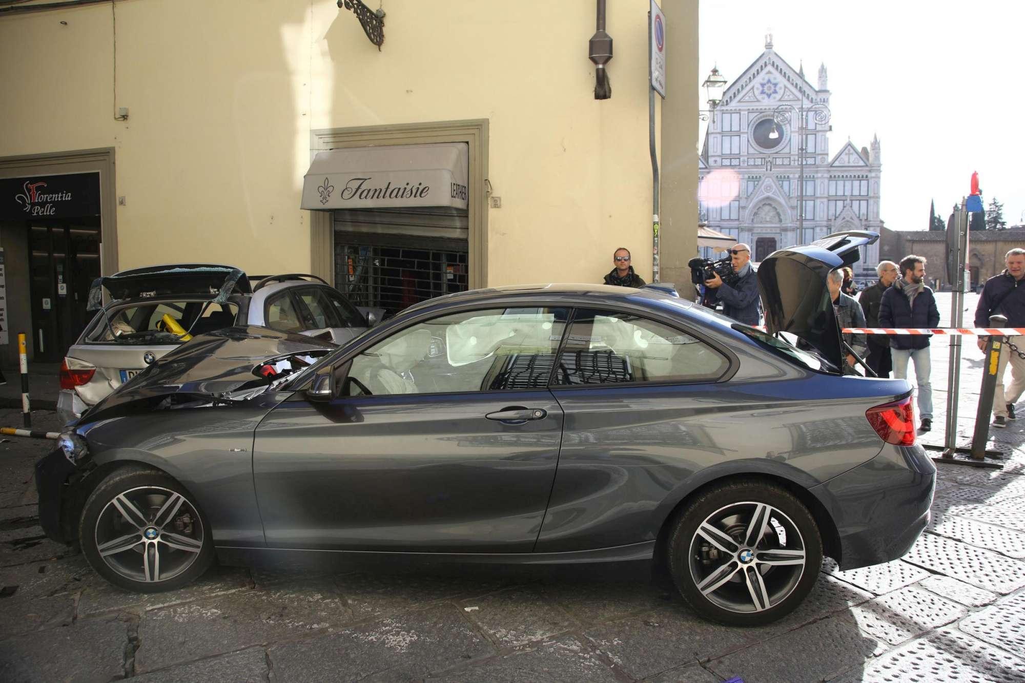 Panico a Firenze auto impazzita travolge pedoni