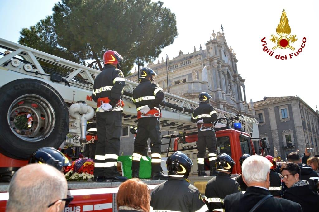Esplosione Catania: la Sicilia piange per i due vigili del fuoco morti Esplosione Catania: la Sicilia piange per i due vigili del fuoco morti