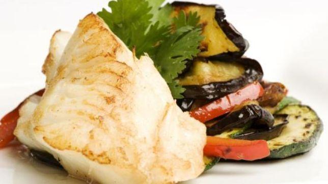Baccalà con olive taggiasche, melanzane e pachino