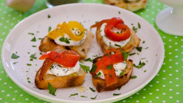 Bruschette robiola e peperoni