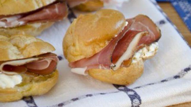 Bigné salati con speck e robiola