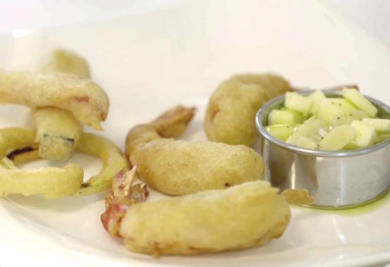 Tempura di gamberi con verdure croccanti dal profumo asiatico