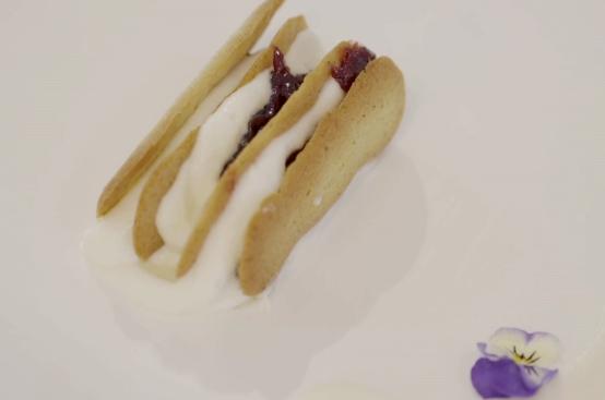 Millefoglie con biscottini croccanti al caffè, spuma di ricotta e marmellata di visciole