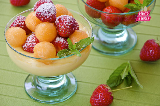 Coppette di frutta e crema
