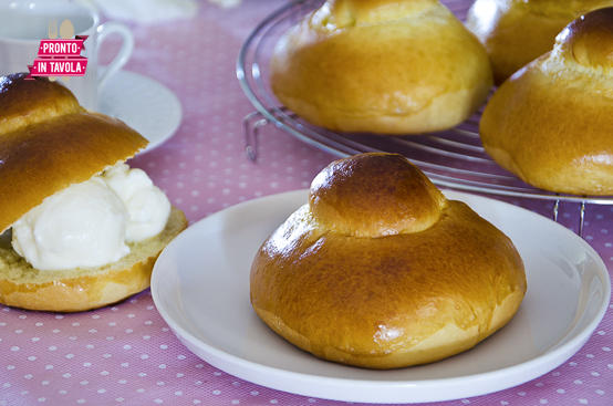 Brioche col tuppo siciliane