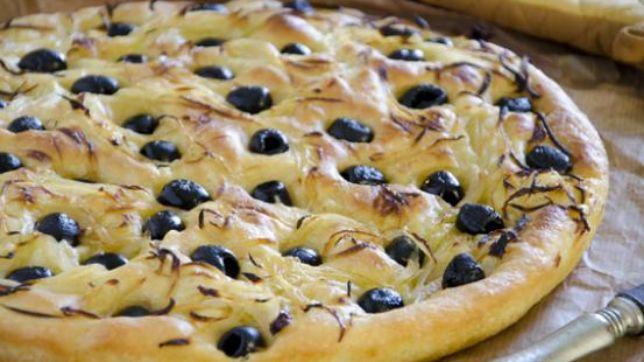Pizza alle cipolle e olive nere