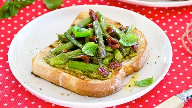 Bruschette con pesto e asparagi