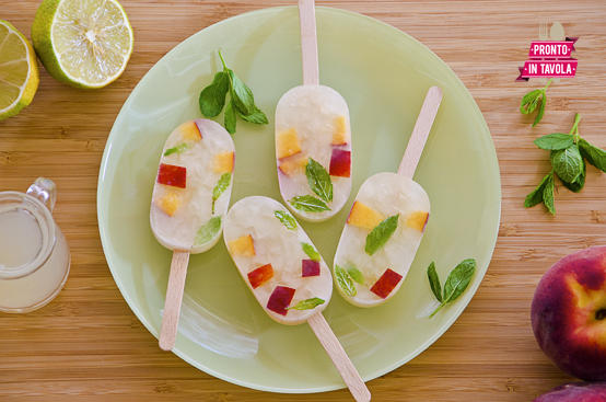 Ghiaccioli al limone, menta e pesche
