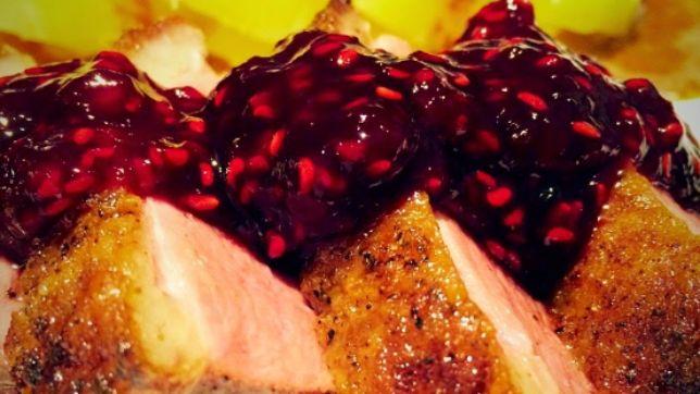 Petto d'anatra con riduzione ai lamponi e vino rosso