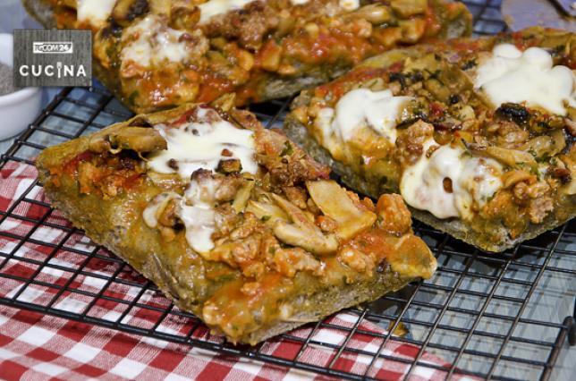 Pizza di grano arso funghi e salsiccia