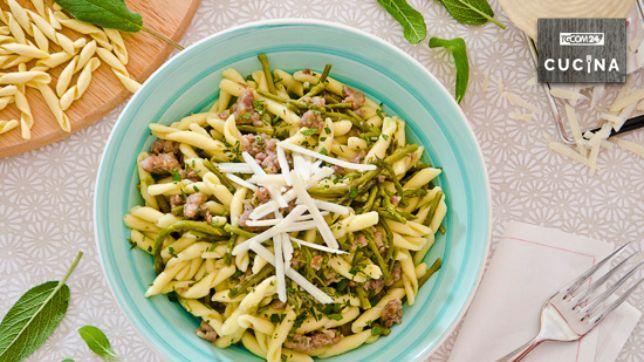 Pasta con salsiccia e asparagi selvatici