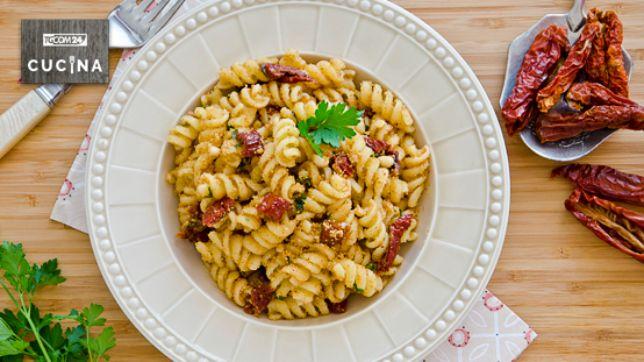 Fusilli con pomodori secchi e acciughe