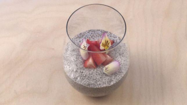 Budino di semi di chia con latte di mandorla e vaniglia