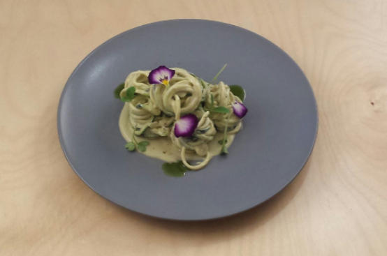 Spaghetti di zucchine con salsa di avocado