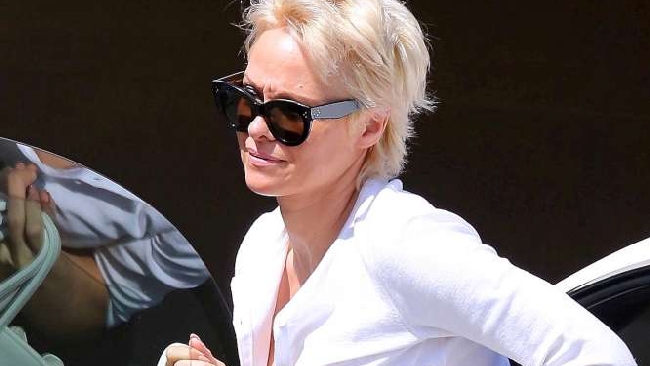 Pamela Anderson, la rivelazione shock: "Violentata all'età di 12 anni"