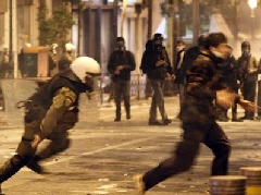 Scontri ad Atene, edifici in fiamme