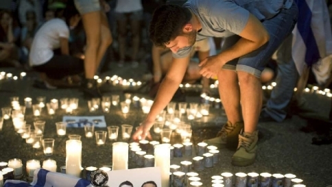 israele tel aviv candele veglia ragazzi uccisi
