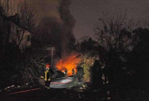 incendio rom torino vigili del fuoco pompieri