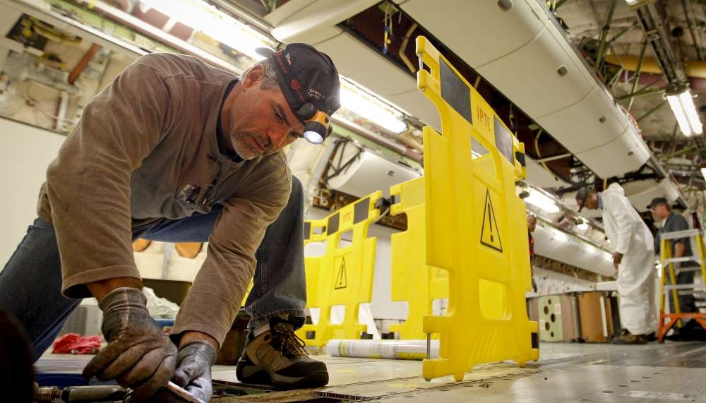 produzione industriale lavoro fabbrica disoccupazione