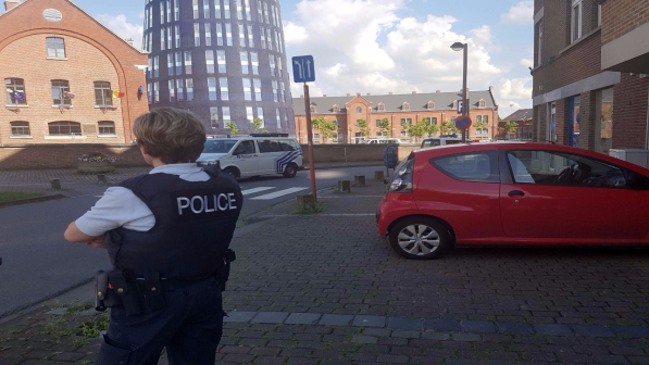Belgio, urla "Allah Akbar" e ferisce due poliziotte a colpi di machete. Il premier: "Possibile matrice terroristica"