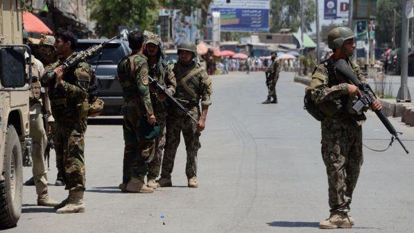 Afghanistan, attacco dei talebani: uccisi 30 poliziotti