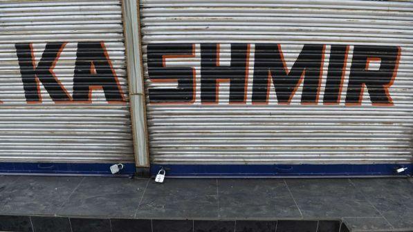 Kashmir, India impone blocco di sicurezza e arresta 2.300 persone